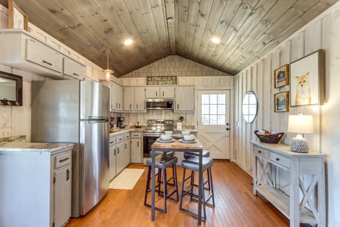 3 Mi to Dtwn: Blue Ridge Cabin w/ Hot Tub & Views House in Blue Ridge