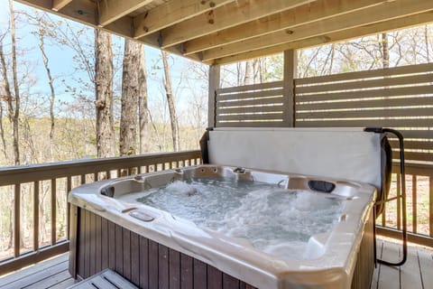 3 Mi to Dtwn: Blue Ridge Cabin w/ Hot Tub & Views House in Blue Ridge