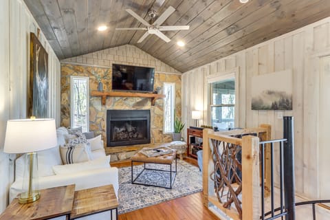 3 Mi to Dtwn: Blue Ridge Cabin w/ Hot Tub & Views House in Blue Ridge