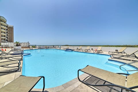 7th-Floor Oceanfront Unit w/ Pools in Port Aransas Apartment in Port Aransas