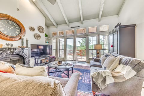 Walk to Dtwn Ruidoso: Mtn-View Condo w/ Pool! Apartment in Ruidoso