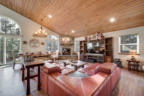 Near Downhill Ski Resort! Hot Tub Haven in Truckee House in Truckee