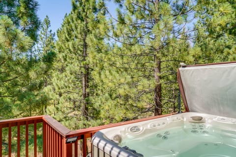 Near Downhill Ski Resort! Hot Tub Haven in Truckee House in Truckee
