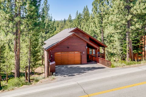 Near Downhill Ski Resort! Hot Tub Haven in Truckee House in Truckee
