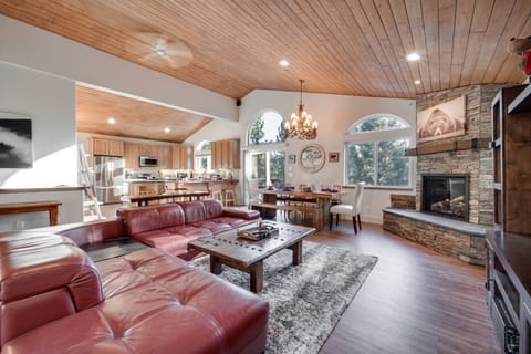 Near Downhill Ski Resort! Hot Tub Haven in Truckee House in Truckee