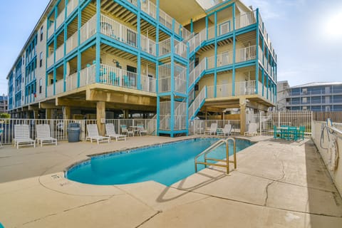 Balcony w/ Pool & Beach Views: Gulf Shores Condo! Apartment in West Beach