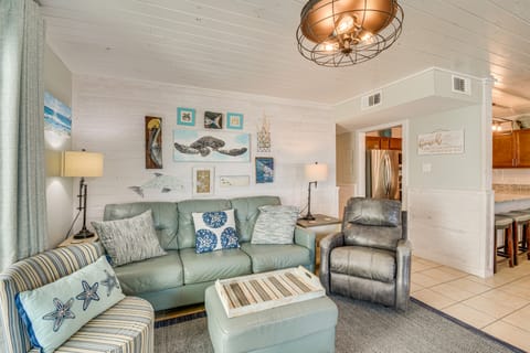 Balcony w/ Pool & Beach Views: Gulf Shores Condo! Apartment in West Beach