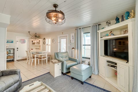 Balcony w/ Pool & Beach Views: Gulf Shores Condo! Apartment in West Beach