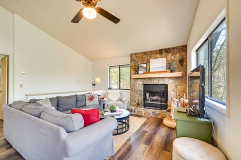 2 Living Areas + Fireplace! Family Murphy Retreat House in Tennessee