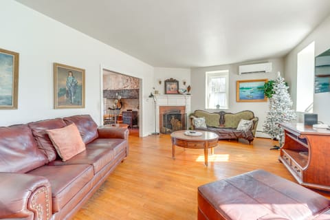 Historic Manor 3 Mi to Shawnee Mtn! Pet Friendly House in Middle Smithfield