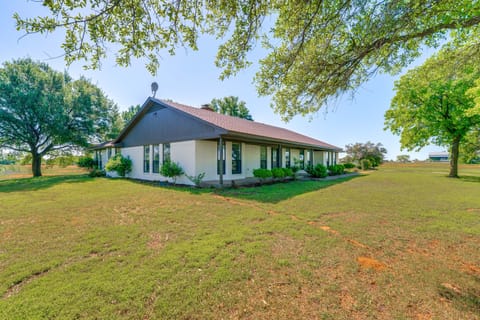 8 Mi to Lewisville Lake: Peaceful Countryside Home House in Lake Lewisville