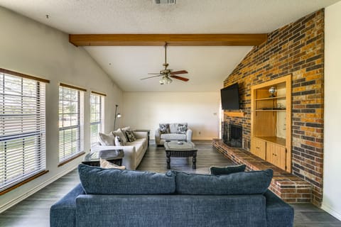 8 Mi to Lewisville Lake: Peaceful Countryside Home House in Lake Lewisville