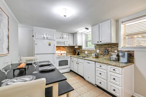 3 Mi to Dtwn: Hickory Home Base w/ Patio! Apartment in Hickory