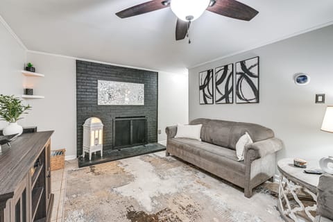 3 Mi to Dtwn: Hickory Home Base w/ Patio! Apartment in Hickory