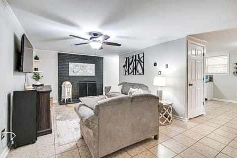 3 Mi to Dtwn: Hickory Home Base w/ Patio! Apartment in Hickory