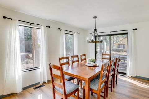 SHARC Access! Woodsy Retreat 22 Mi to Mt Bachelor House in Sunriver