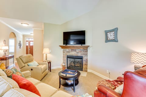 Stay at Jo’s Taylor Retreat: 9 Mi to Greenville! House in Greer