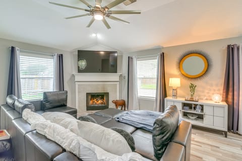 Modern + Spacious: Family Home w/ Yard in Houston! House in Houston