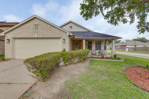 Modern + Spacious: Family Home w/ Yard in Houston! House in Houston