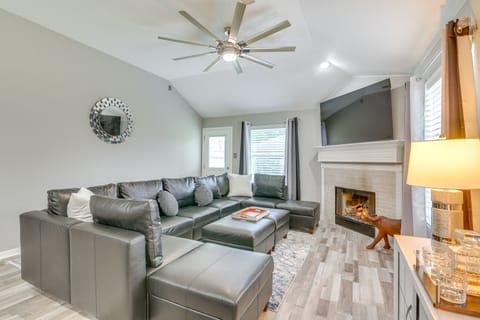 Modern + Spacious: Family Home w/ Yard in Houston! House in Houston