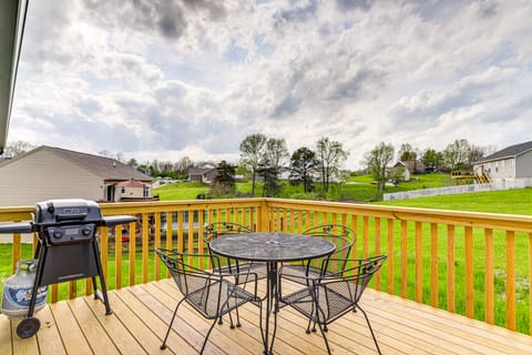 Deck & Outdoor Dining: Family Getaway in Dry Ridge House in Ohio