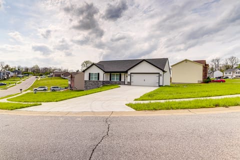Deck & Outdoor Dining: Family Getaway in Dry Ridge House in Ohio