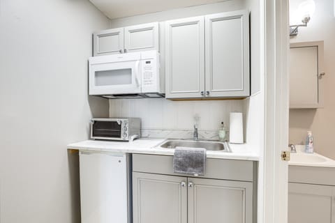 1 Mi to North Myrtle Beach: Studio w/ Pool Access Apartment in North Myrtle Beach