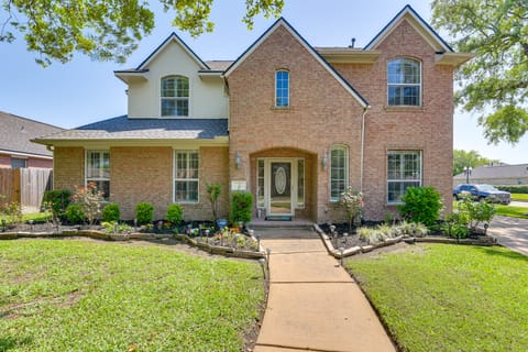 Patio, BBQ & Yard: Family Retreat in Pearland House in Pearland