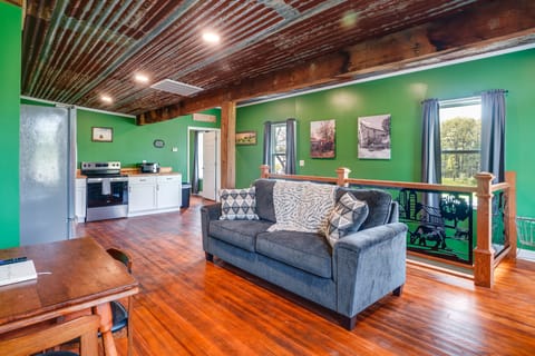 Near Wineries: Country Condo in New Haven Apartment in Ozark Mountains