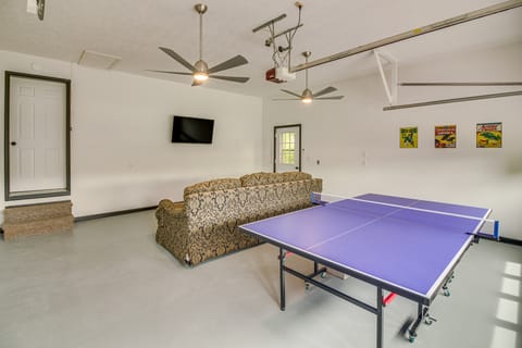 Walk to Marina: Water-View Dale Hollow Lake Escape House in Tennessee