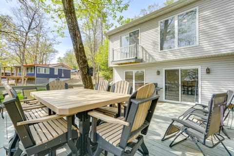 Balcony & Fire Pit: Home on Lake of Ozarks! House in Lake of the Ozarks