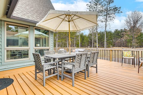 2 Mi to Sand Valley: Family Getaway w/ Deck! House in Wisconsin