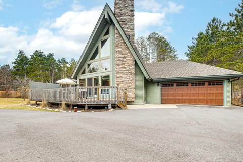 2 Mi to Sand Valley: Family Getaway w/ Deck! House in Wisconsin