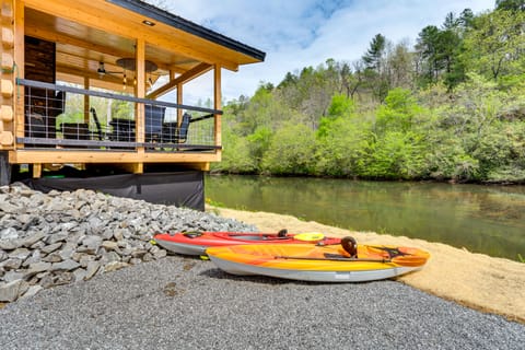 Relax Fireside! Creek Cabin 9 Mi to Dtwn Murphy House in Tennessee