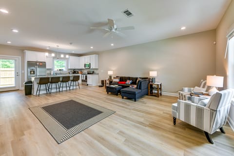 4 Mi to Auburn University: Townhome w/ Fenced Yard Apartment in Opelika