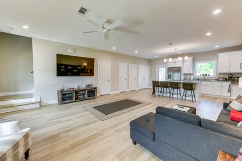 4 Mi to Auburn University: Townhome w/ Fenced Yard Apartment in Opelika