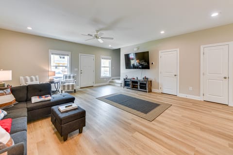 4 Mi to Auburn University: Townhome w/ Fenced Yard Apartment in Opelika