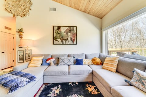 Hot Tub, Deck & Fire Pit: Chic Louisville Home! House in Louisville