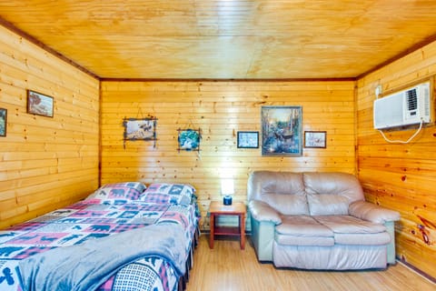 ‘Cedar Falls Cabins #6’: Hillside w/ Views! Apartment in Davis