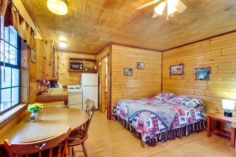 ‘Cedar Falls Cabins #6’: Hillside w/ Views! Apartment in Davis
