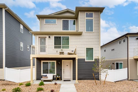 13 Mi to Dtwn Denver: Spacious Home w/ Balcony! House in Commerce City