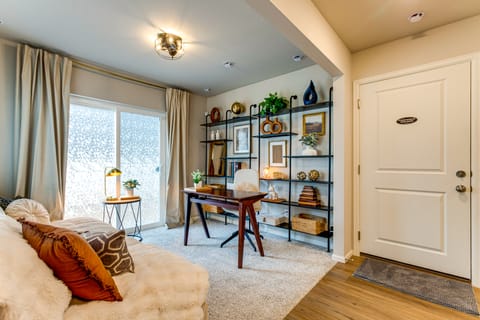 13 Mi to Dtwn Denver: Spacious Home w/ Balcony! House in Commerce City