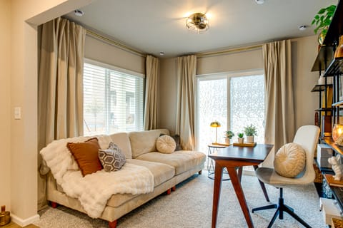 13 Mi to Dtwn Denver: Spacious Home w/ Balcony! House in Commerce City