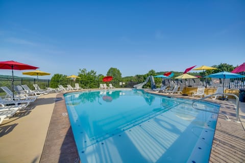 Game Room & Hot Tub: Spacious Retreat in Hollister House in Ridgedale