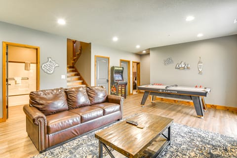 Game Room & Hot Tub: Spacious Retreat in Hollister House in Ridgedale