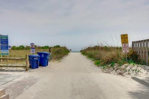 1 Mi to Barefoot Landing: Condo w/ Pool Access! Apartment in North Myrtle Beach