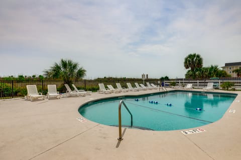 1 Mi to Barefoot Landing: Condo w/ Pool Access! Apartment in North Myrtle Beach