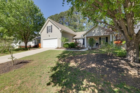 Mini Putting Green & Fire Pit: Simpsonville Gem House in Simpsonville