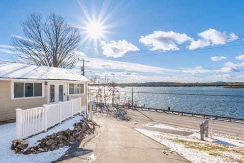 Steps to Beach: Lake-View Laconia Getaway! Apartment in Paugus Bay