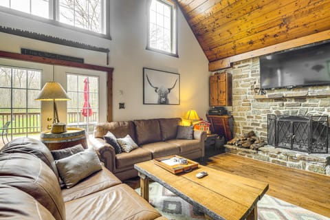 'The Lodge at Crider Creek' Getaway on 140 Acres! House in Ozark Mountains